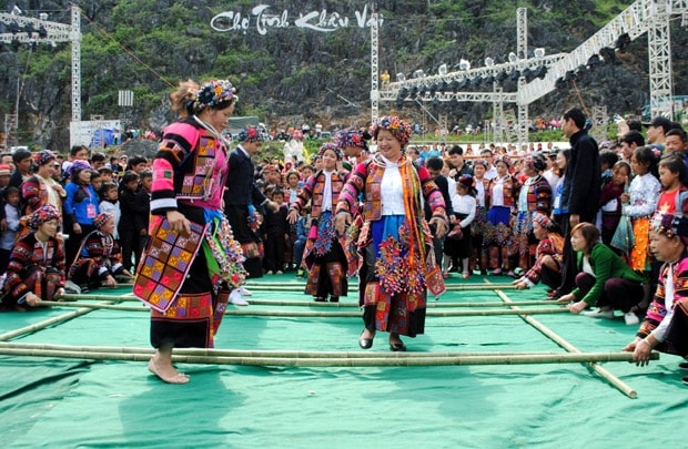 chợ tình khau vai ; đọc hiểu chợ tình khau vai  