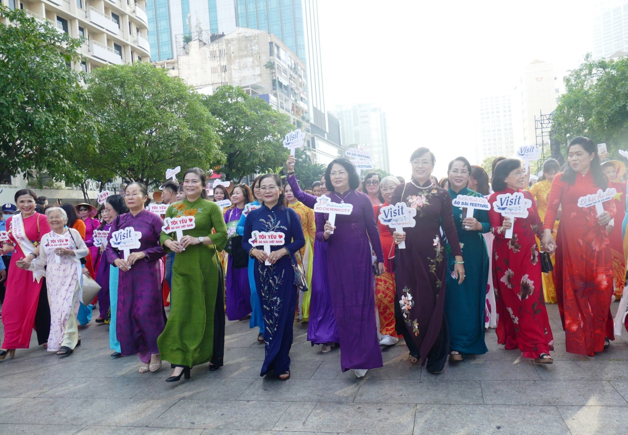 3000 người diễu hành tôn vinh vẻ đẹp của áo dài ; đọc hiểu 3000 người diễu hành tôn vinh vẻ đẹp của áo dài ; trắc nghiệm 3000 người diễu hành tôn vinh vẻ đẹp của áo dài